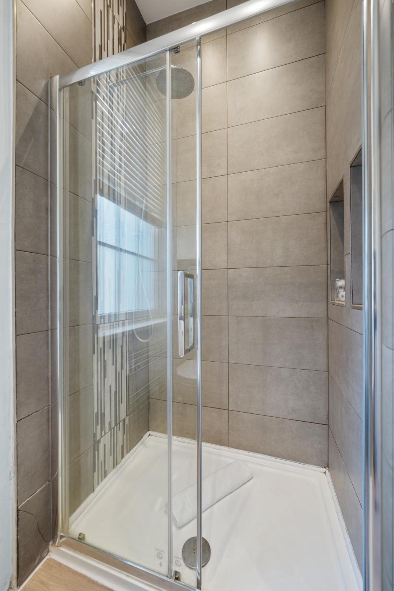 Superb One Bedroom In Soho Londra