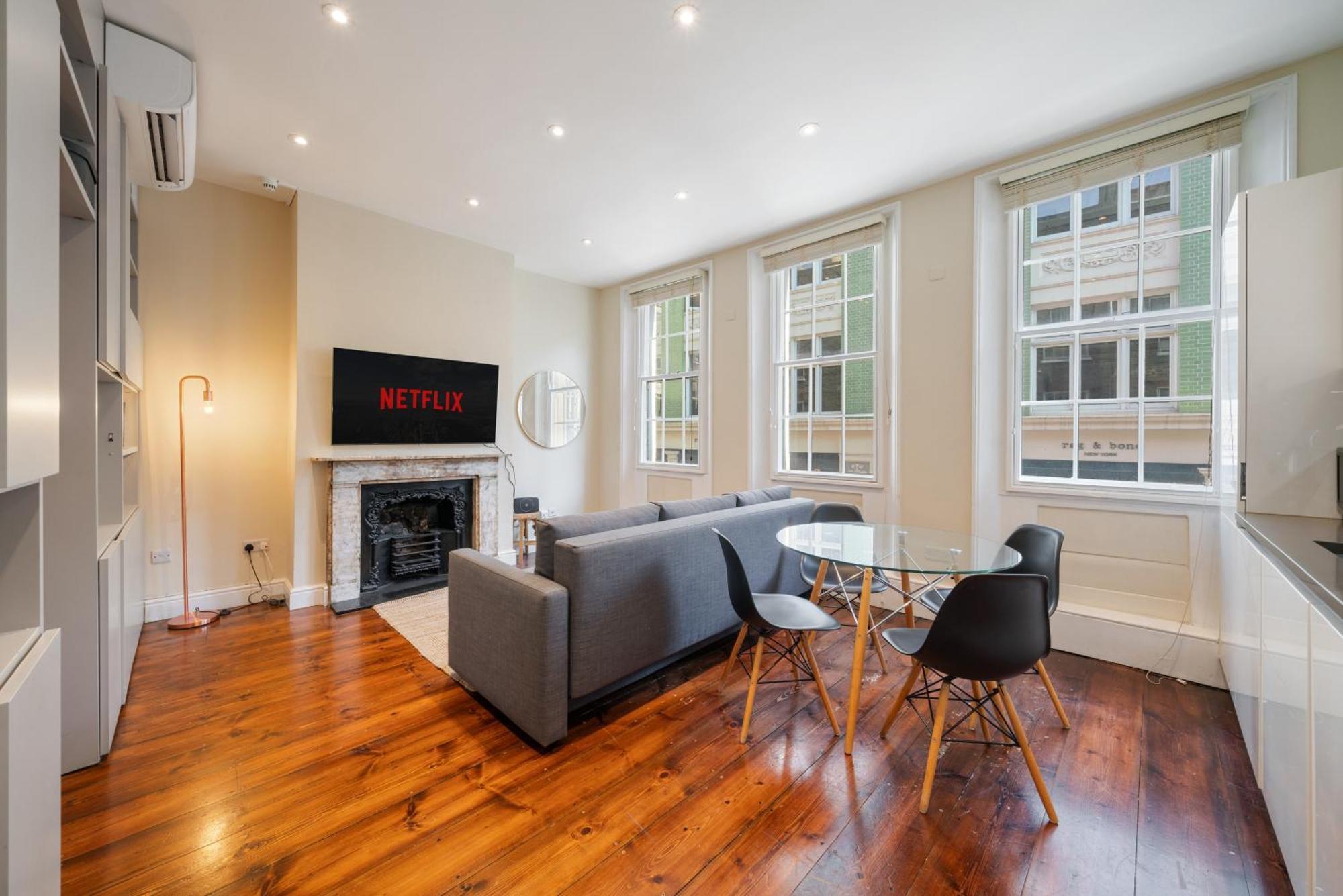 Superb One Bedroom In Soho Londra